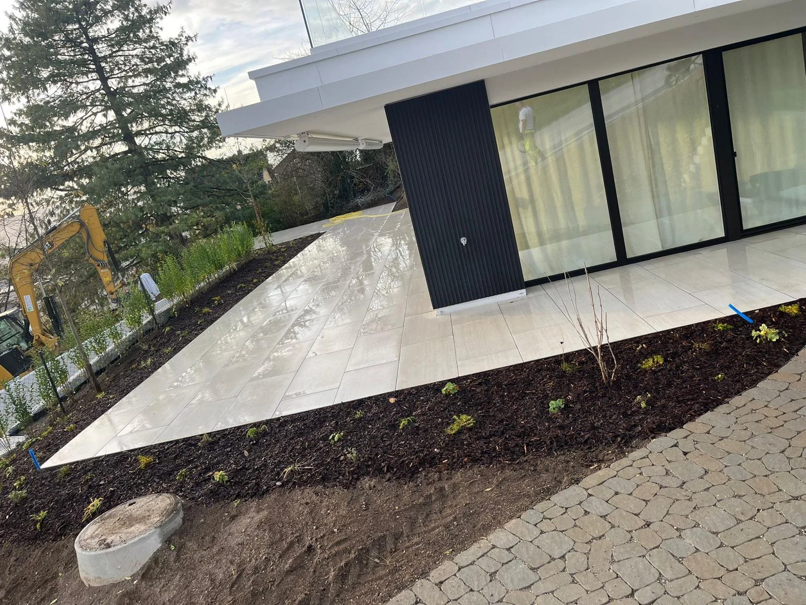 Helle Terrasse mit jungen Pflanzbeeten