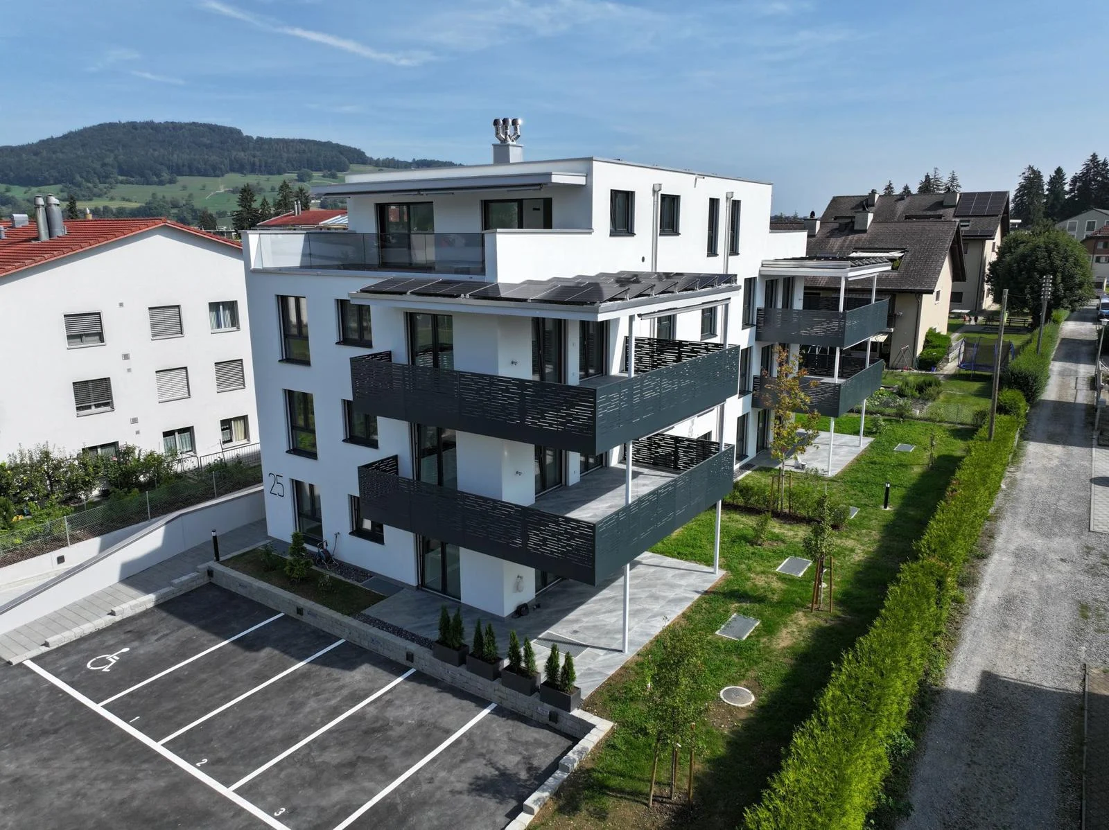 Wohnanlage mit Terrassen und Grünflächen