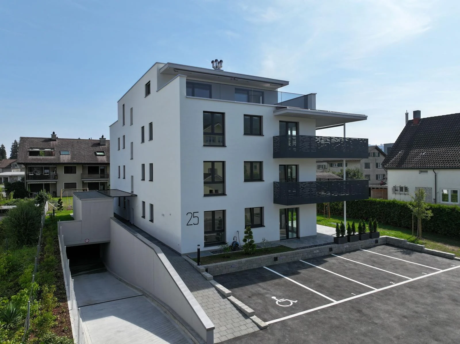 Vorplatz mit Parkflächen und Pflanzstreifen