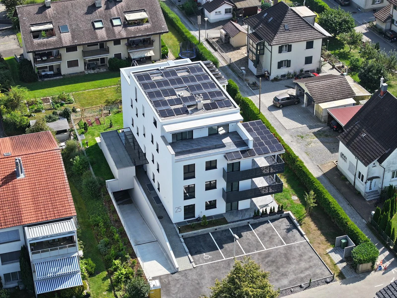 Aussenanlage mit Stellplätzen aus der Luft