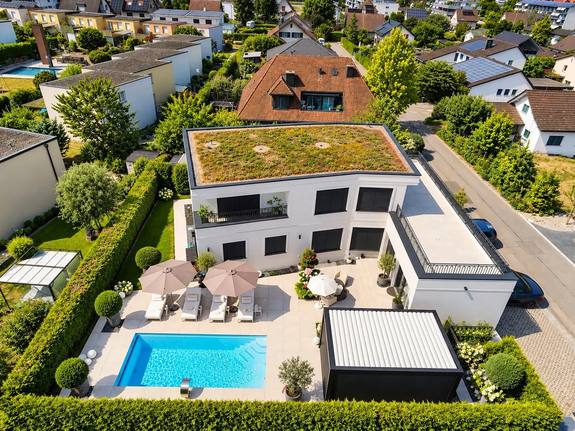 Poolterrasse unter begrüntem Dach