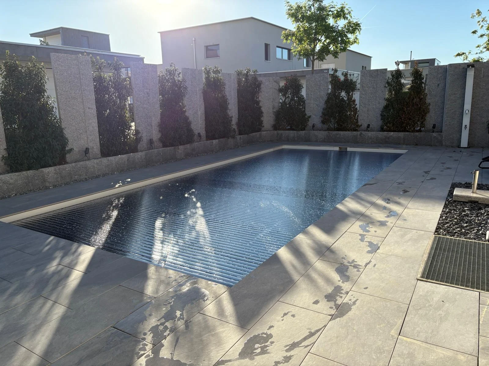 Poolabdeckung zwischen Terrasse und Sichtschutz