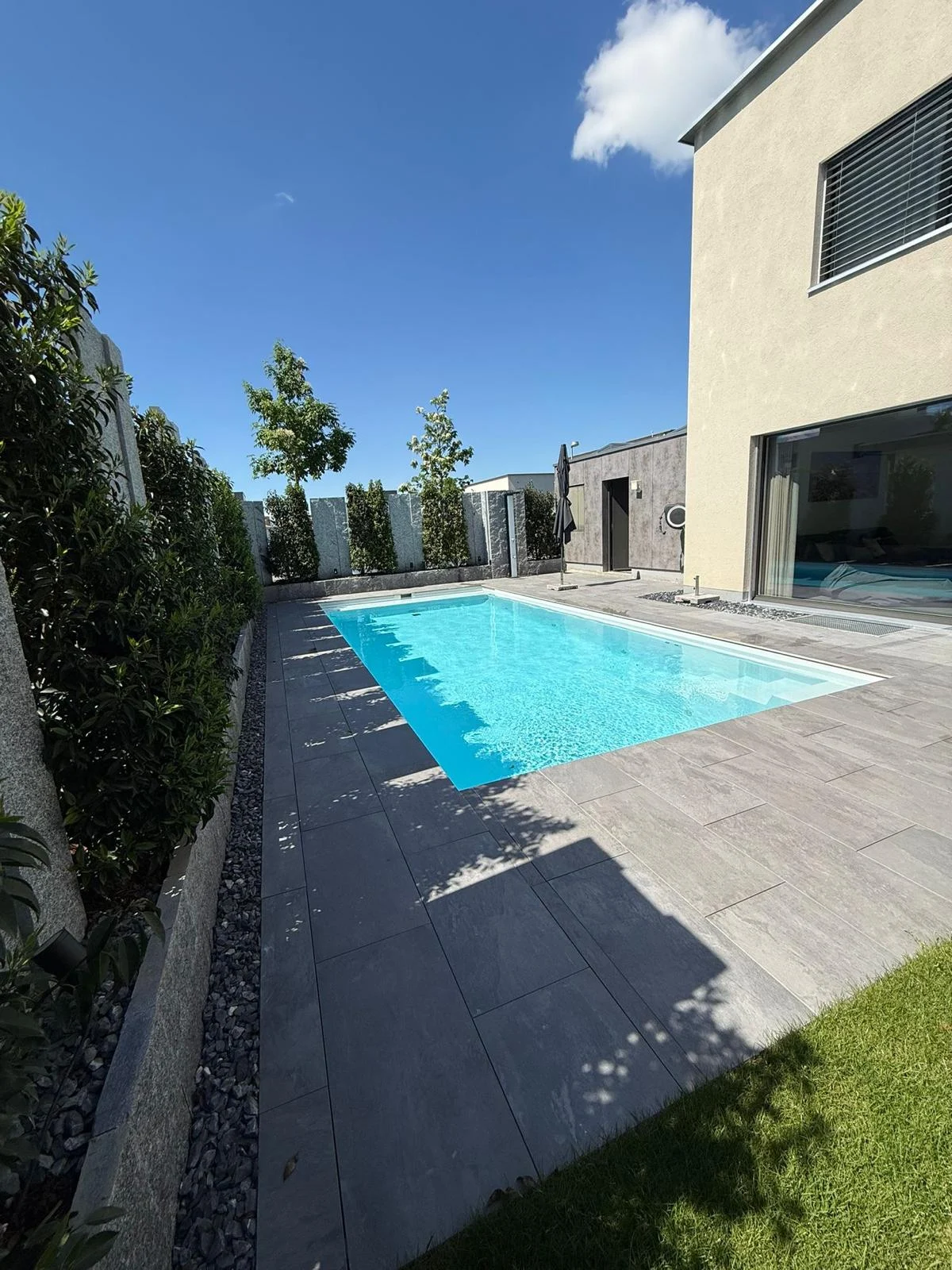 Schmaler Poolgarten direkt am Haus