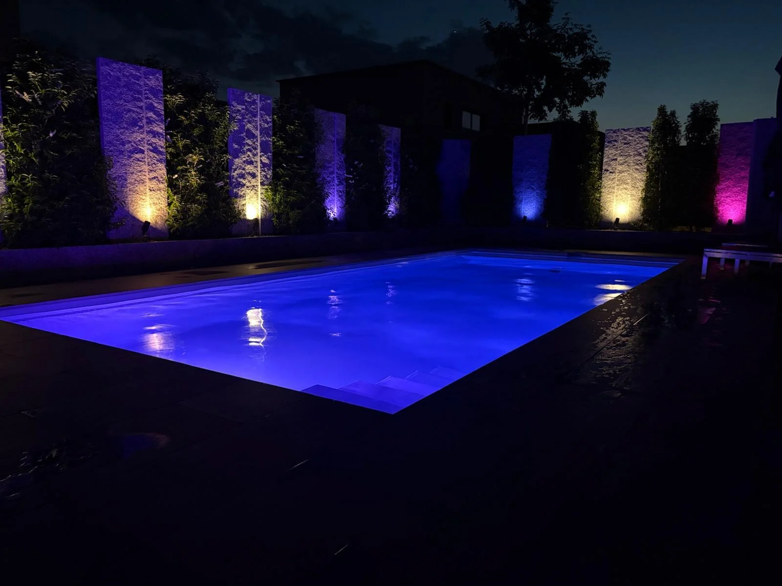 Beleuchteter Pool mit farbigen Akzenten