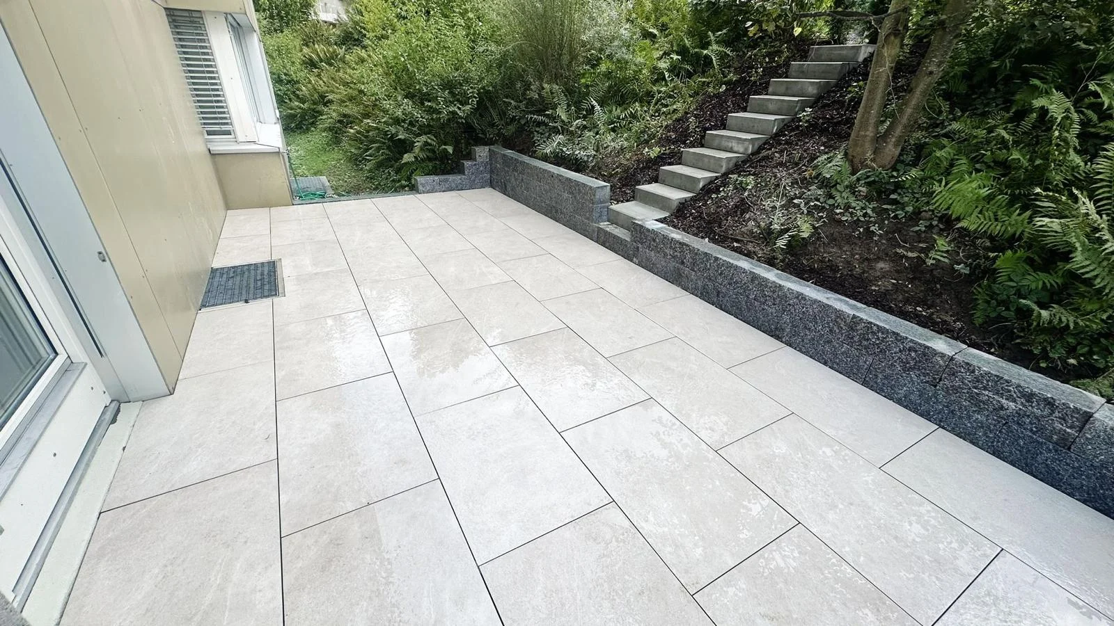 Helle Terrasse mit Treppe am Hang