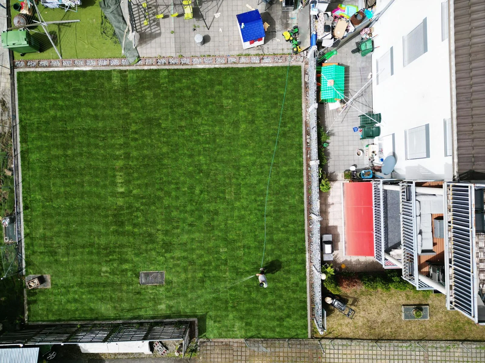 Rechteckige Rasenfläche aus der Vogelperspektive
