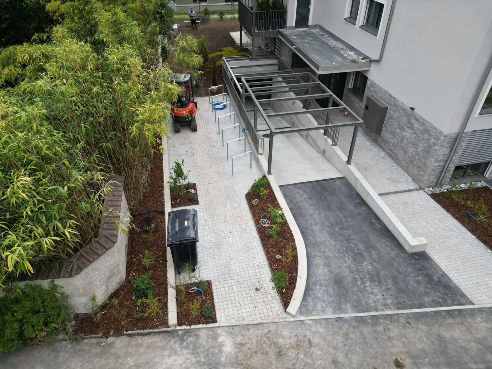 Hauszugang mit Beeten im Bauzustand