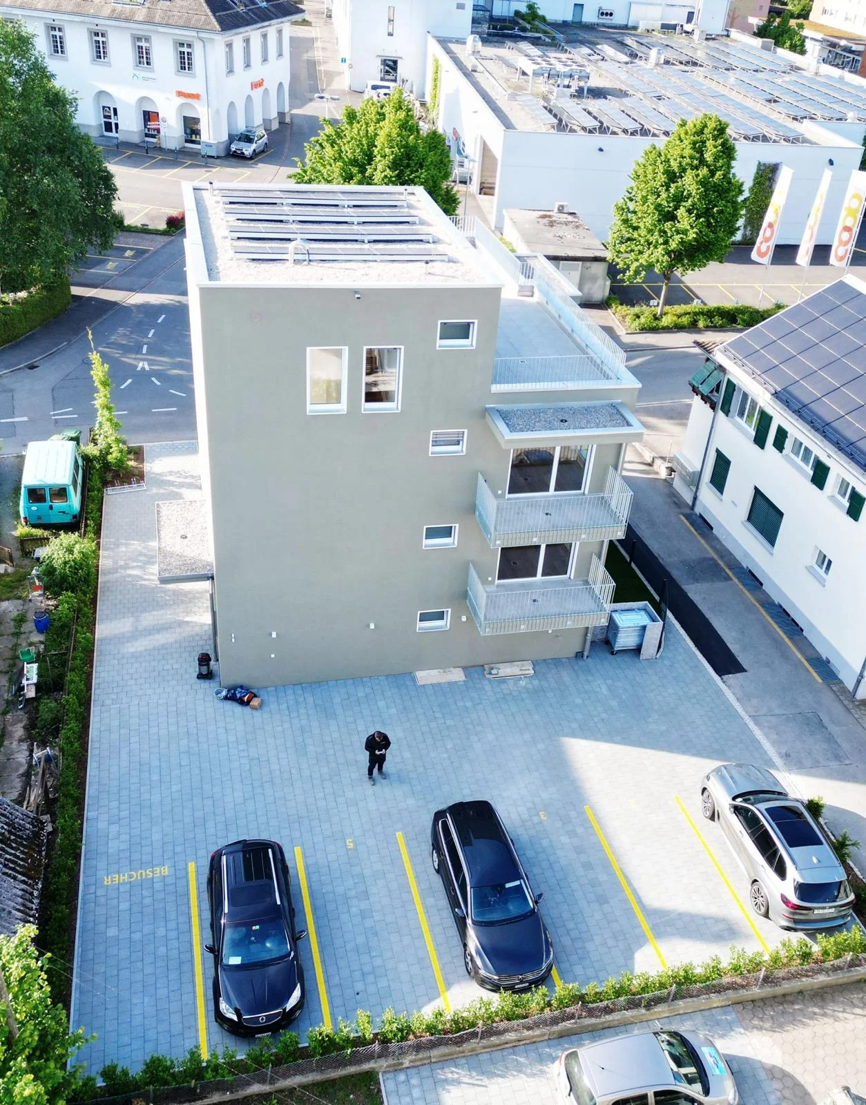 Gepflasterter Parkplatz mit gelben Markierungen