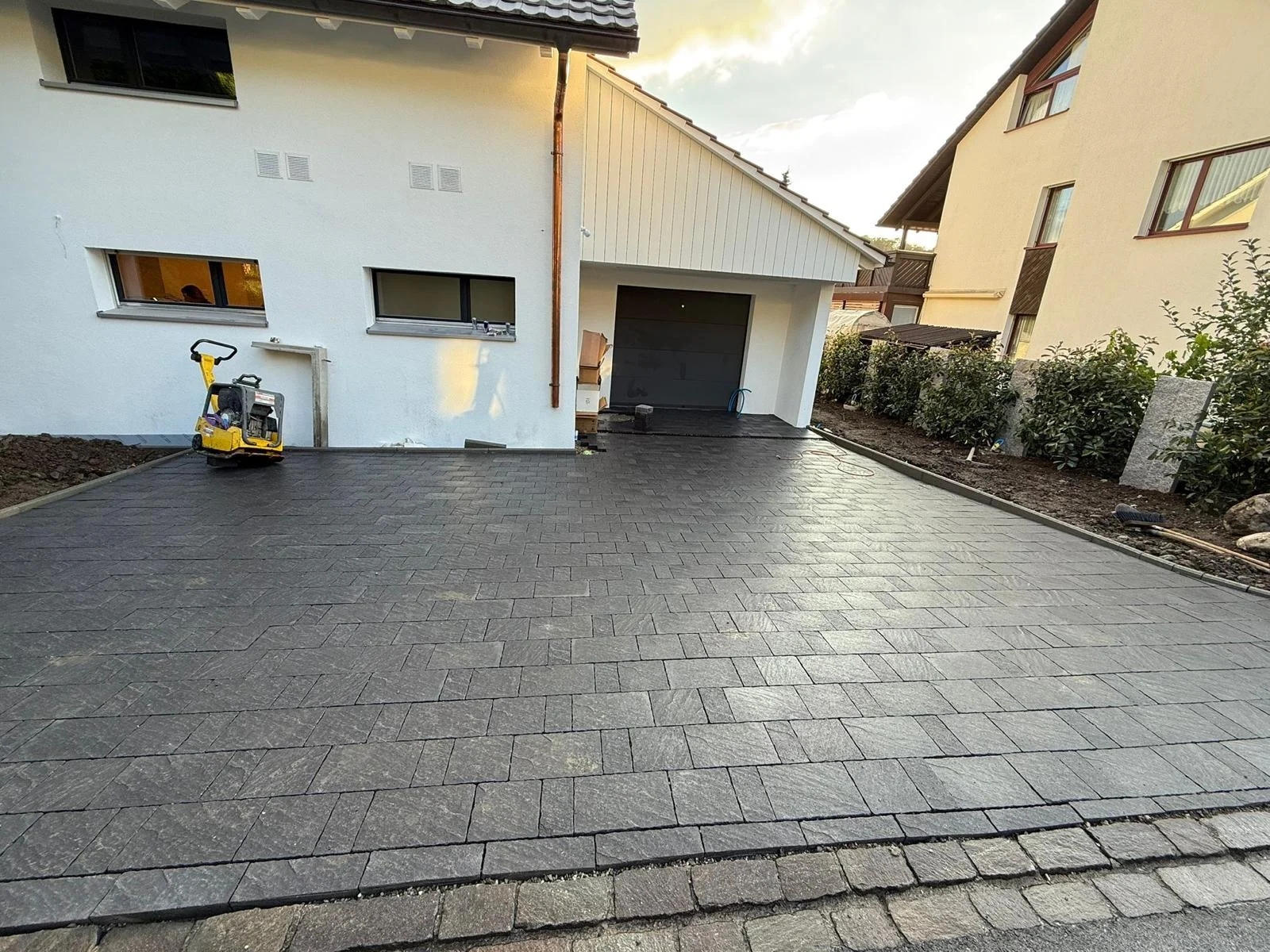 Neue Pflasterzufahrt vor der Garage