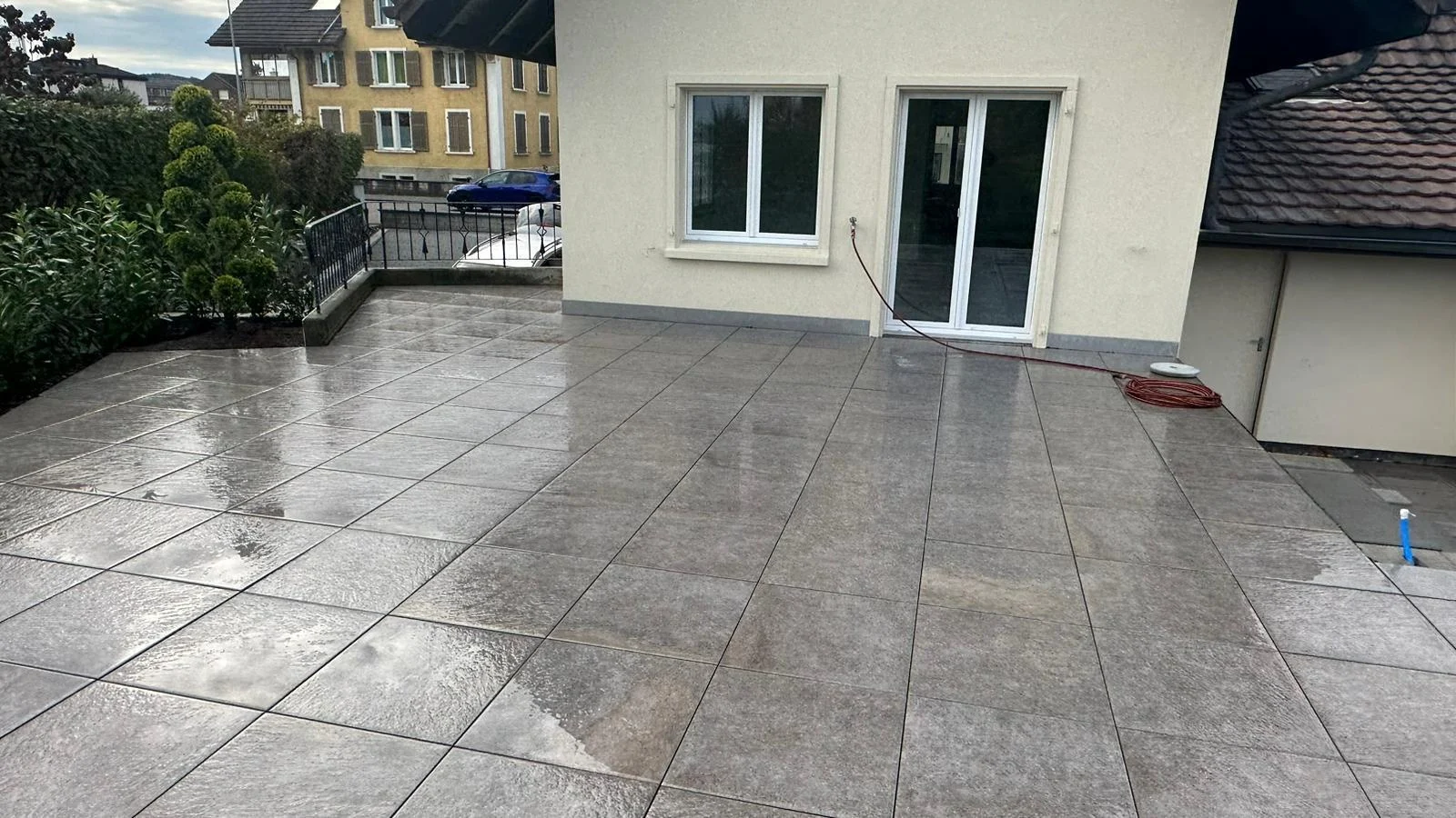 Grosszügige Terrasse mit grauen Platten