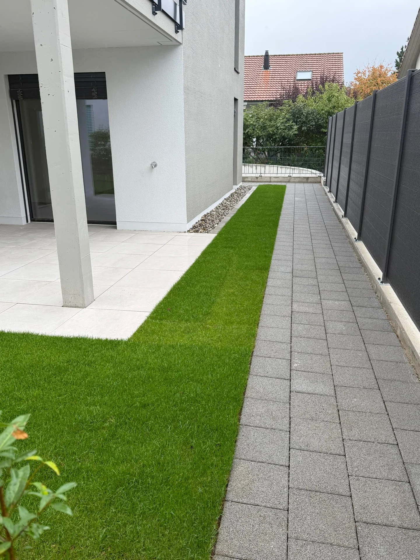 Helle Terrasse am seitlichen Gartenweg