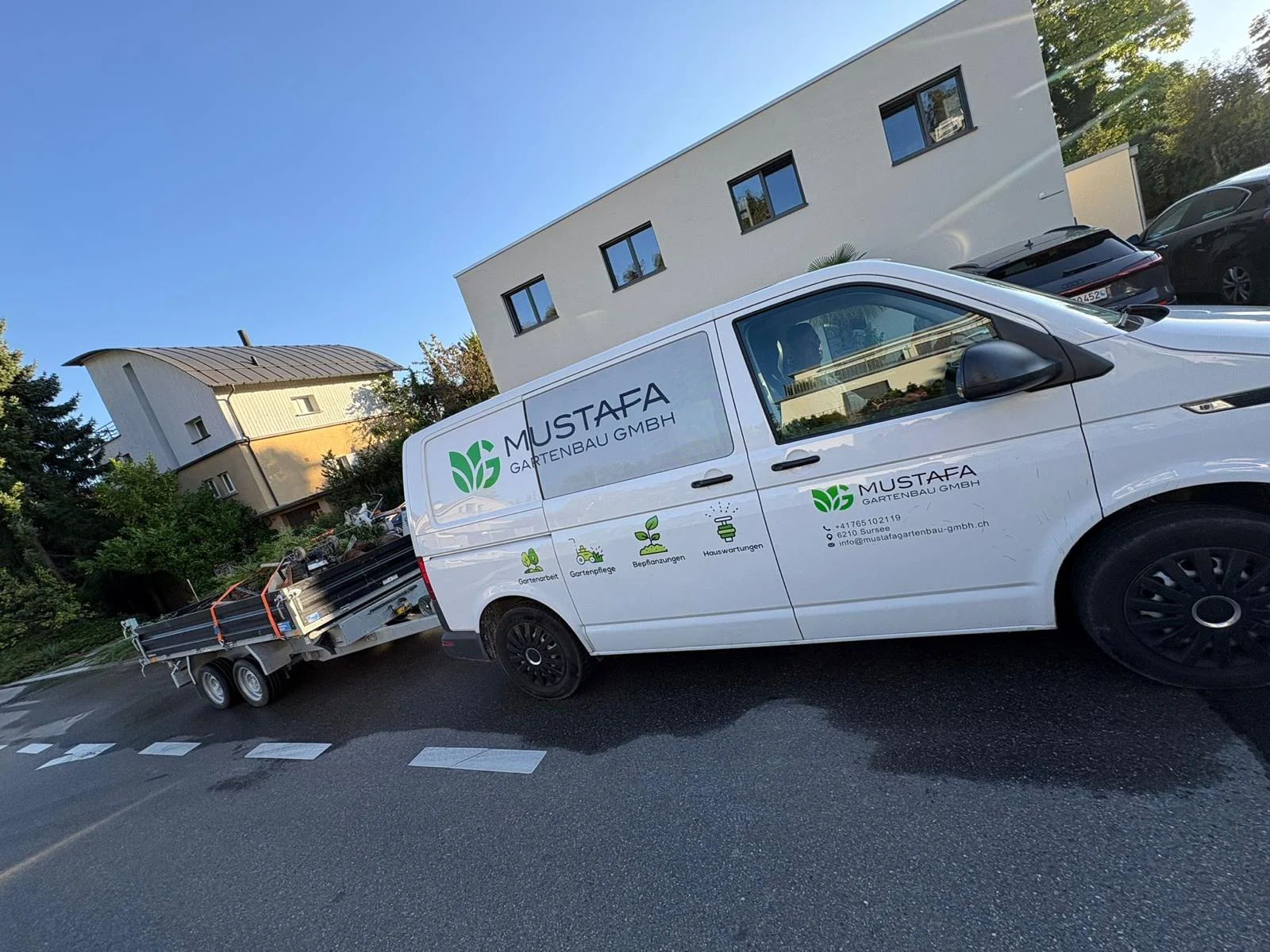 Firmenfahrzeug mit beladenem Anhänger
