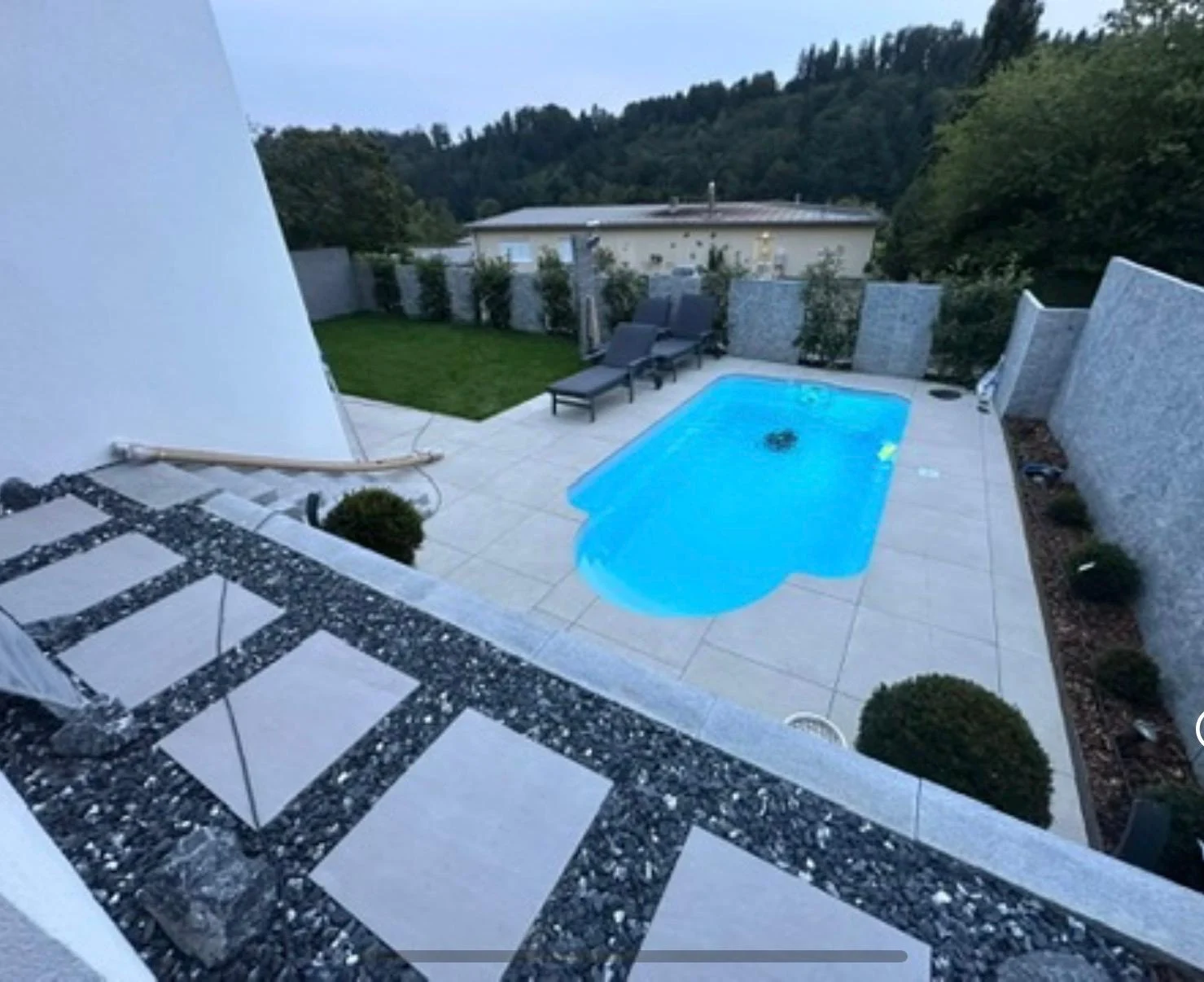 Poolgarten mit Treppe und Trittplatten