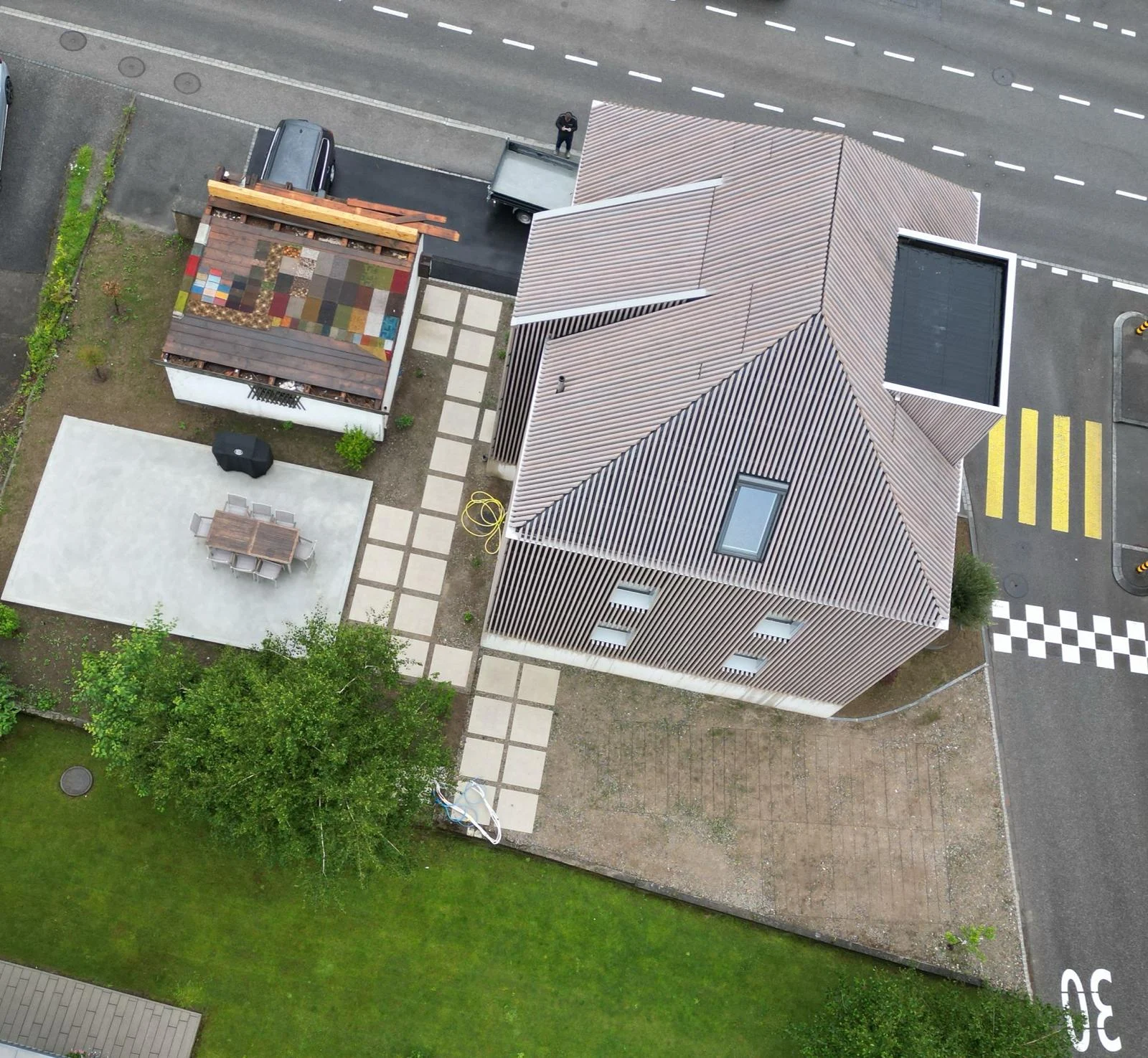 Terrassenfläche und versetzter Plattenweg