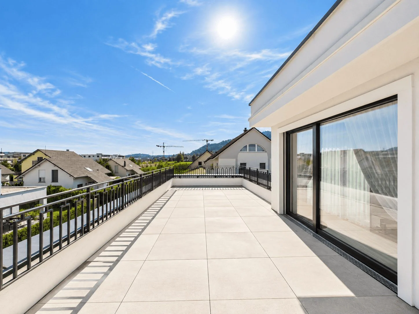 Weitläufige Dachterrasse mit hellen Platten