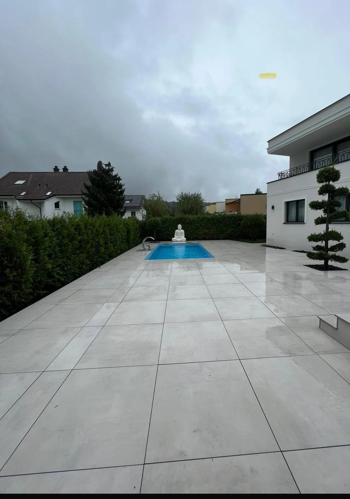 Grosszügige Plattenterrasse mit kleinem Pool