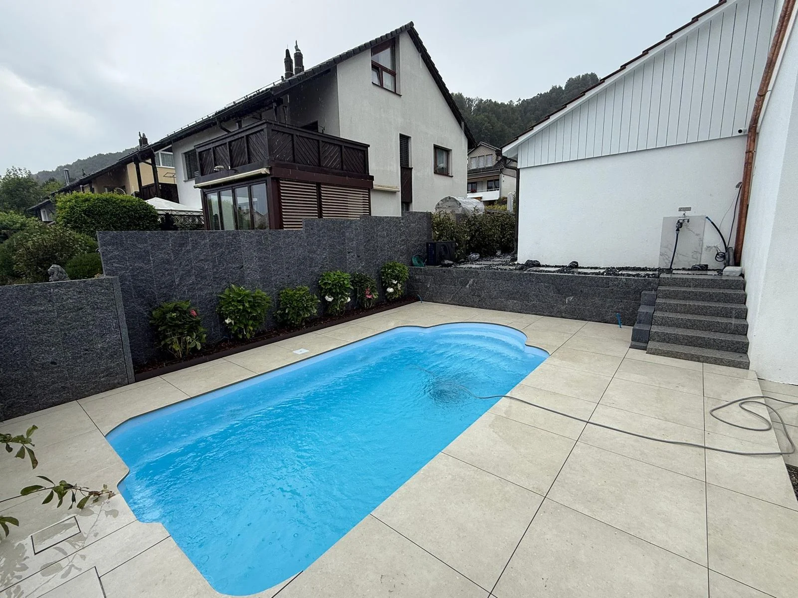 Poolhof mit Sichtschutz und Treppe