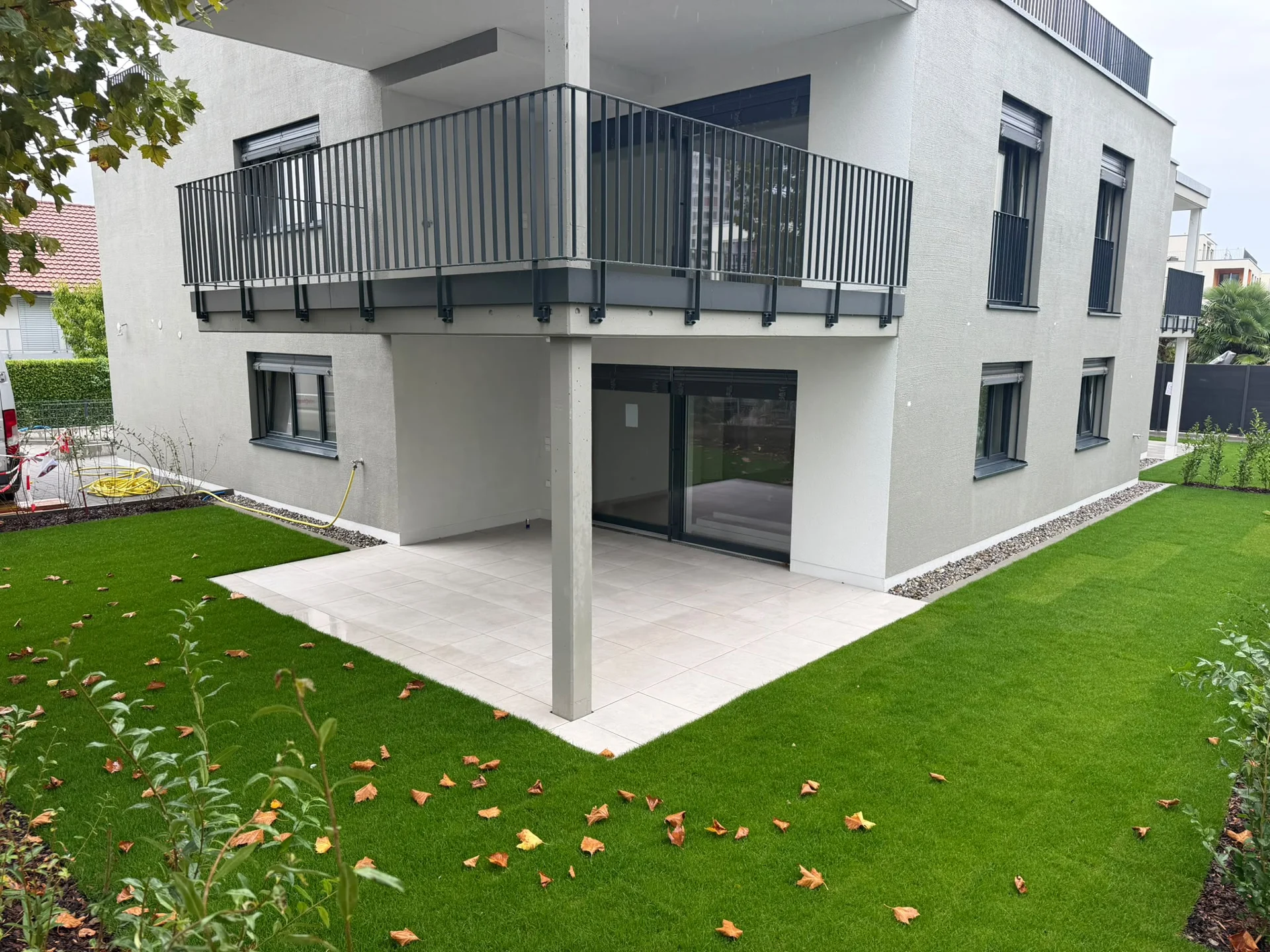 Gartenterrasse unter dem Balkon