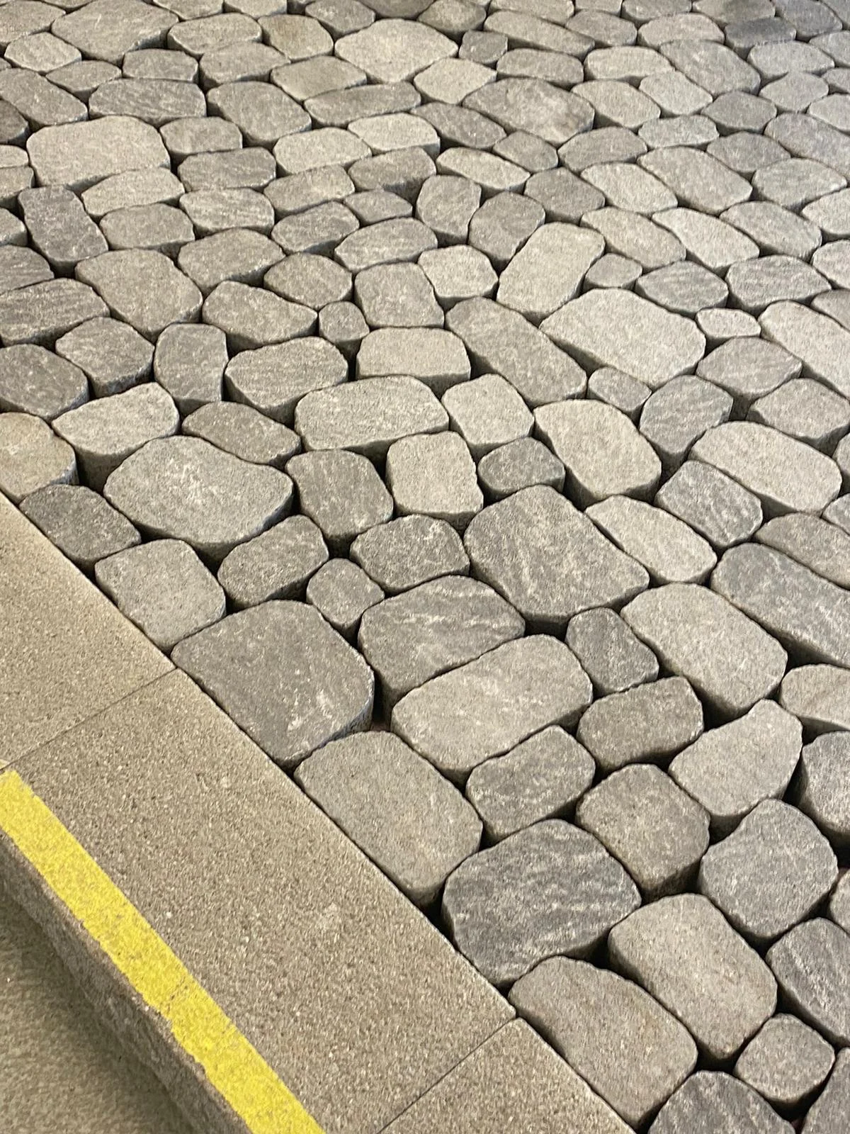 Unregelmässiges Pflaster mit gerader Randeinfassung