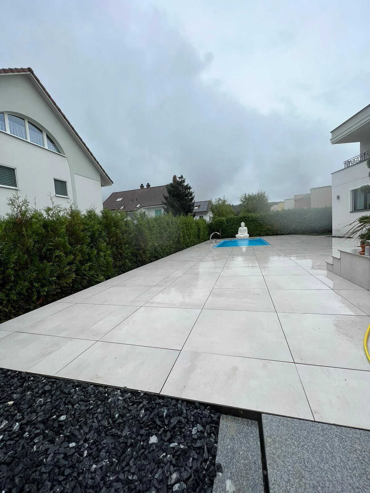 Grosse Plattenterrasse mit kleinem Pool