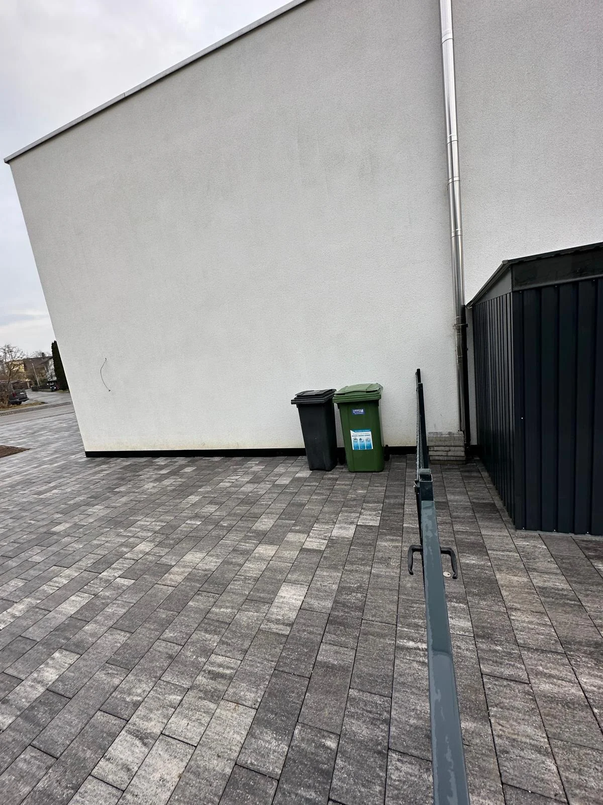 Graues Pflaster am seitlichen Hauszugang